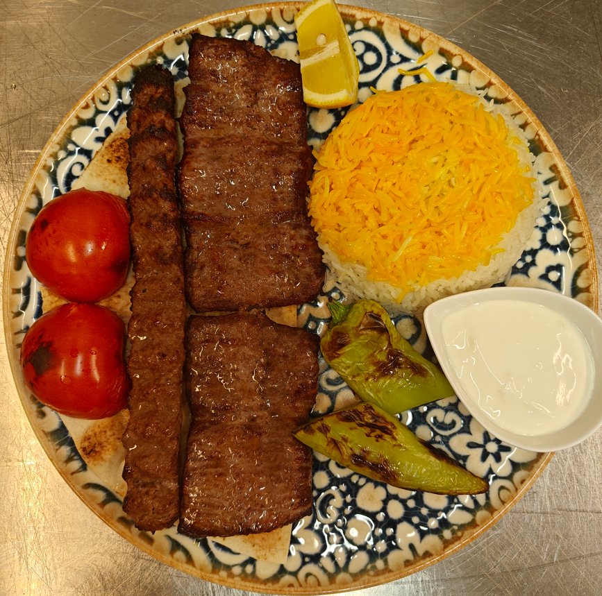 Koobideh Kebab mit Beilagen