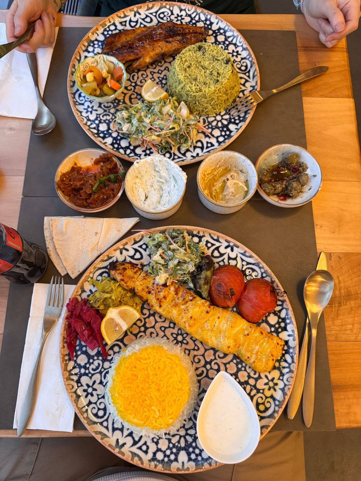 Persische Grillgerichte serviert am Tisch